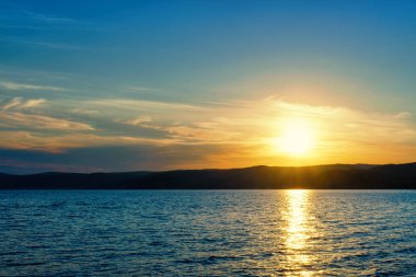 Yaz peyzaj Listvyanka köyü waterfront günbatımı de akşam gelen Baykal Gölü manzaralı