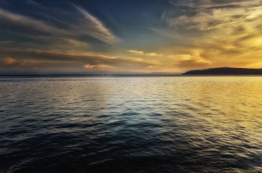 Yaz peyzaj Listvyanka köyü waterfront günbatımı de akşam gelen Baykal Gölü manzaralı