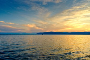 Yaz peyzaj Listvyanka köyü waterfront günbatımı de akşam gelen Baykal Gölü manzaralı