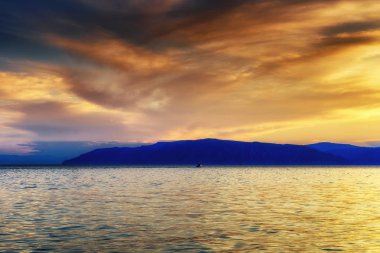 Yaz peyzaj Listvyanka köyü waterfront günbatımı de akşam gelen Baykal Gölü manzaralı