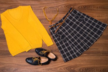 Şık Bayan giyim ve aksesuar ahşap arka plan üzerinde set