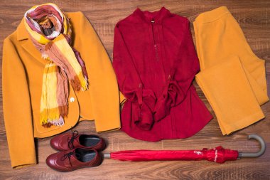 Şık Bayan giyim ve aksesuar ahşap arka plan üzerinde set