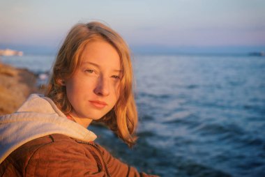 Deniz baykal yaz peyzaj günbatımında hayran genç güzel Bayan portresi