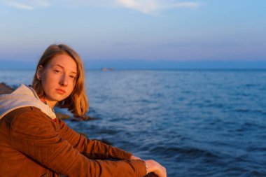 Deniz baykal yaz peyzaj günbatımında hayran genç güzel Bayan portresi