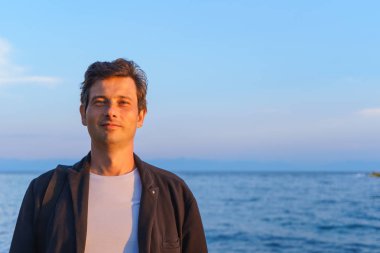 Baykal Gölü kıyısında gün batımında yaz aylarında adam portresi bir orta yaşlı