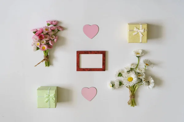 Sommer Kreative Komposition Weiße Und Rosa Margeritenblütensträuße Kleine Geschenkboxen Pastellfarben — Stockfoto