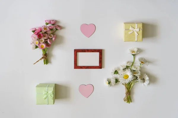 Composição Criativa Verão Branco Rosa Marguerite Daisy Flores Buquês Caixas — Fotografia de Stock