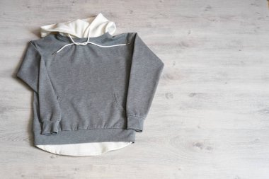 Işık arka plan üzerinde gri sweatshirt