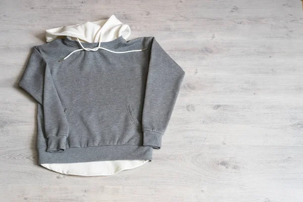 明るい背景に灰色のスエット シャツ — ストック写真