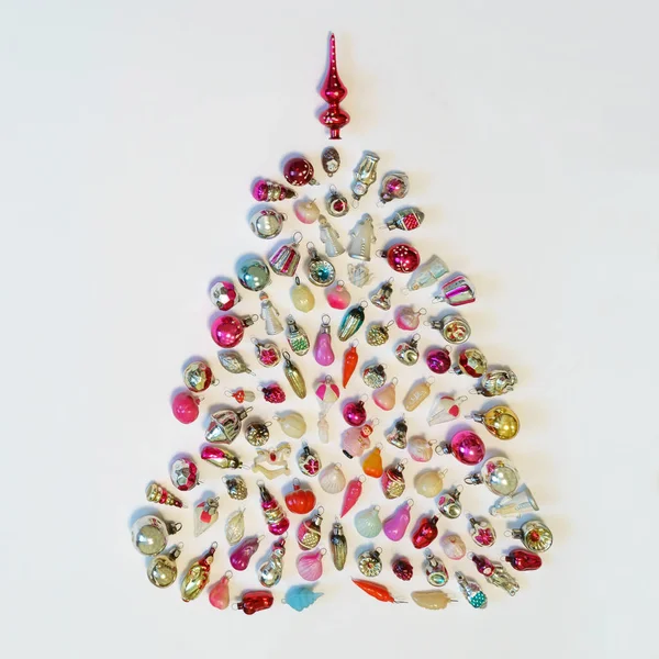 Muitos Brinquedos Coloridos Ano Novo Deitado Fundo Branco Forma Árvore — Fotografia de Stock