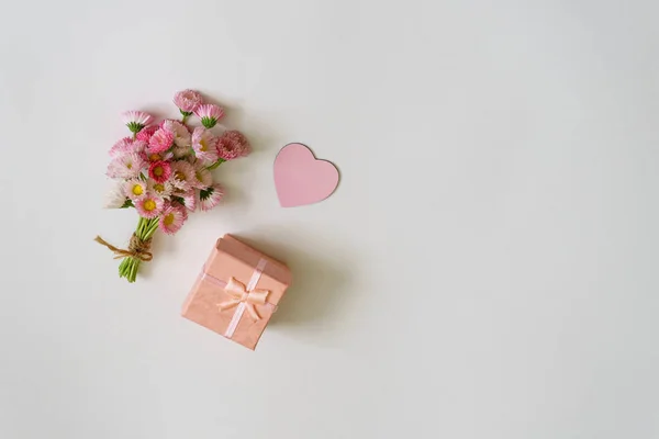 Composizione Creativa Estiva Stile Minimal Mazzo Fiori Margherita Bianco Rosa — Foto Stock