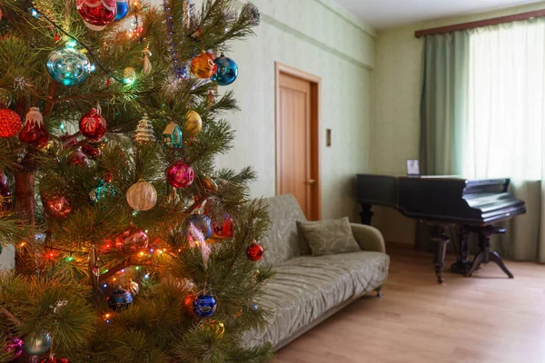 Mooie Feestelijk Versierde Kerstboom Woonkamer Interieur Met Sofa Piano Venster — Stockfoto