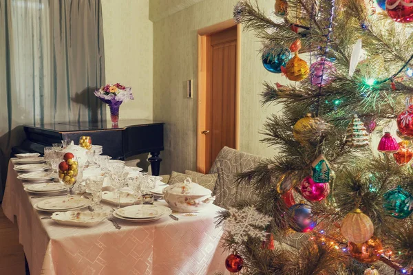 Interior Sala Estar Com Bela Árvore Natal Decorada Mesa Festiva — Fotografia de Stock