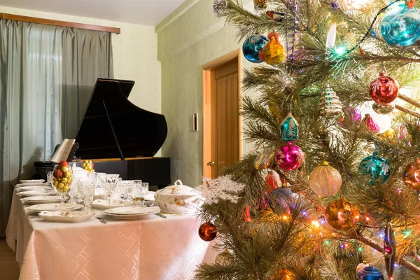 Woonkamer Interieur Met Mooi Versierde Kerstboom Feestelijke Tafel Vintage Piano — Stockfoto