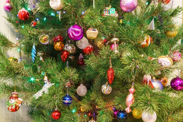 Fragment Van Grote Groene Feestelijke Kerst Boom Versierd Met Veel — Stockfoto