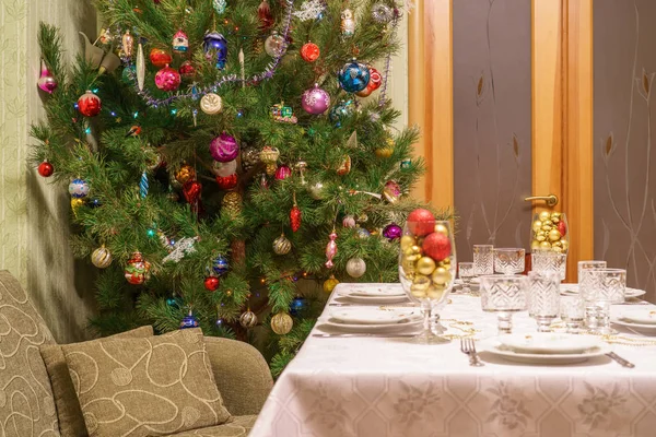 Hermoso Árbol Navidad Decorado Mesa Fiesta Interior Sala Estar Con — Foto de Stock