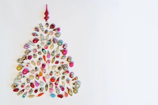 Muitos Brinquedos Coloridos Ano Novo Deitado Fundo Branco Forma Árvore — Fotografia de Stock