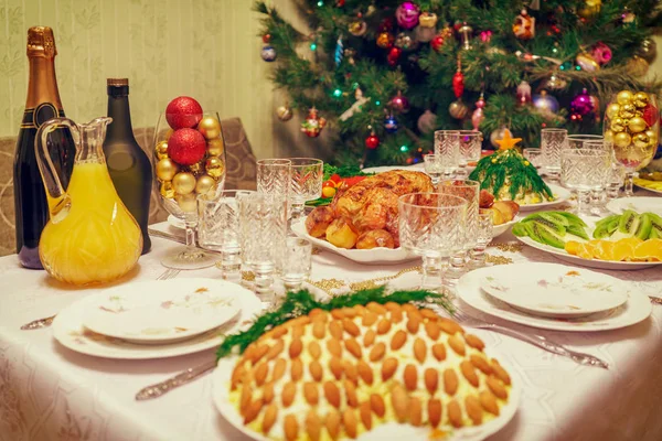 Mesa servida con platos festivos cerca de Cristo hermoso decorado — Foto de Stock