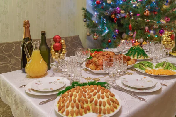 Tabel geserveerd met feestelijke gerechten in de buurt van mooie ingerichte Christus — Stockfoto
