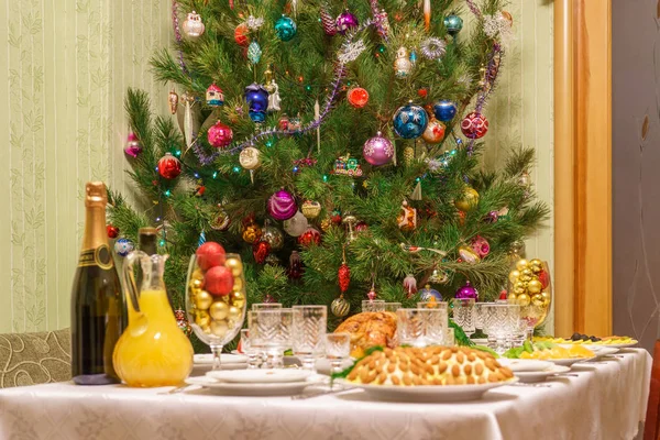 Mesa servida con platos festivos cerca de Cristo hermoso decorado — Foto de Stock