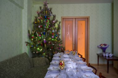 Tablo ile güzel bir şekilde dekore edilmiş Chr yakınındaki şenlikli sofra servis