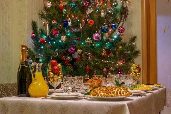 Mesa servida com pratos festivos perto de belo Cristo decorado — Fotografia de Stock