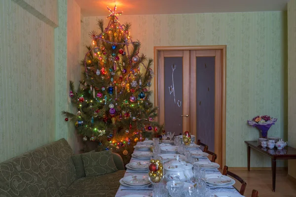Mesa servida com utensílios de mesa festivos perto de belo Chr decorado — Fotografia de Stock
