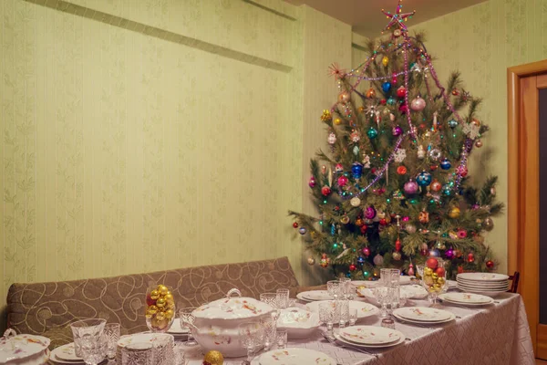 Tabel geserveerd met feestelijke vaatwerk in de buurt van mooie ingerichte Chr — Stockfoto