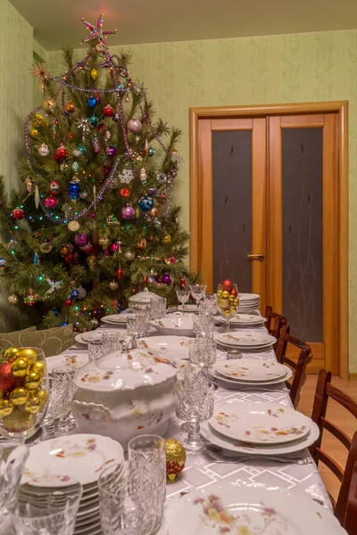 Mesa servida con vajilla festiva cerca de la hermosa decorada Chr — Foto de Stock