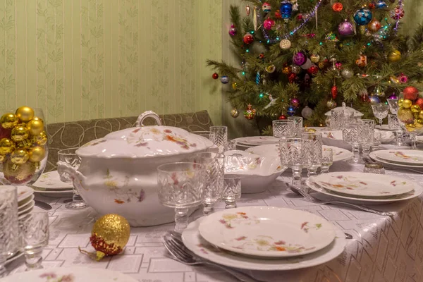 Tabel geserveerd met feestelijke vaatwerk in de buurt van mooie ingerichte Chr — Stockfoto