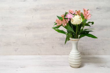 Bir vazoda gül, krizantem ve alstroemeria çiçekler Buket renkli bahar