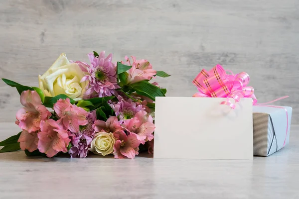 Bunter Frühlingsstrauß Aus Rosen Chrysanthemen Und Alstroemeria Blumen Mit Leerer — Stockfoto