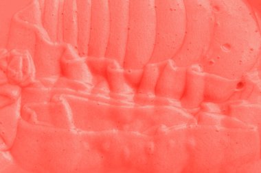 Yüz ve vücut için peeling fırçalayın arındırıcı kozmetik doku. Bitkisel cilt kozmetik, krem veya jel ile çekirdek parçacıkları, yakın çekim. Şık arka planda yaşayan yıl 2019 Mercan rengi