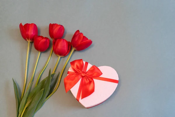 Tulipas Vermelhas Caixa Presente Forma Coração Com Arco Vermelho Fundo — Fotografia de Stock