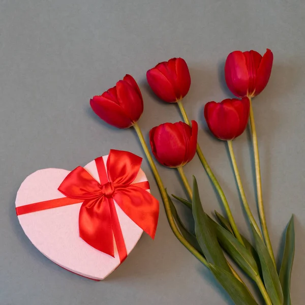 Tulipas Vermelhas Caixa Presente Forma Coração Com Arco Vermelho Fundo — Fotografia de Stock