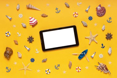 Yuvarlak kare yapılmış süs eşyaları ve minyatür oyuncaklar: deniz kabuklarını, seastars, gemi, tekne, çapa, direksiyon, hayat şamandıralar. Beyaz tablet ekranı, sahte kadar. Yaz tatili ve deniz kavramı seyahat