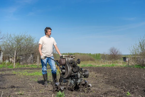 Man Met Frees Ploegen Grond Land Van Teelt Grondbewerking Bodem — Stockfoto