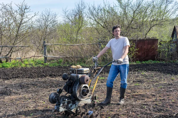 Man Met Frees Ploegen Grond Land Van Teelt Grondbewerking Bodem — Stockfoto