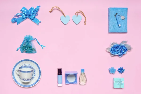 프레임의 세련 된 여성 액세서리, 꽃, 화장품, 선물, 핑크 바탕에 블루 파스텔 컬러로 장식 항목 했다. 텍스트, 모의를 위한 공간입니다. 여자의 또는 어머니의 날 개념. 평면 배치 — 스톡 사진