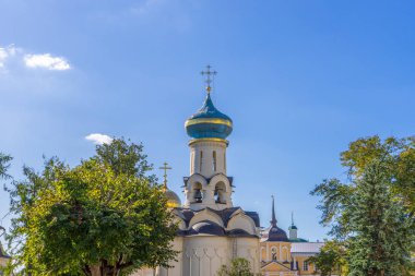 Kilise Havariler veya kutsal-Trinity St Sergius Lavra Ruhani Tapınak mavi gökyüzüne karşı kutsal ruhu Descent için. Sergiyev Posad, Moskova Bölgesi, Rusya 'nın altın yüzük. UNESCO Dünya Mirası