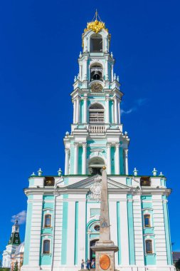 Kutsal-Trinity St Sergius Lavra çan kulesi mavi gökyüzüne karşı. Sergiyev Posad, Moskova Bölgesi, Rusya 'nın altın yüzük. UNESCO Dünya Mirası
