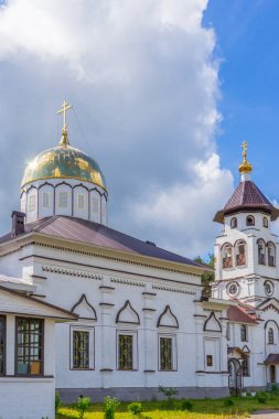 Restorasyon dan sonra Pudozh St Grand Prince Alexander Nevsky Kilisesi. Yaz güneşli bir günde mavi gökyüzüne karşı Ortodoks tapınağı ve çan kulesi. Karelia, Rusya Federasyonu