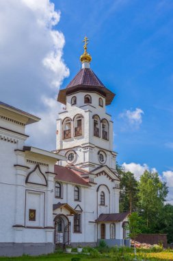 Restorasyon dan sonra Pudozh St Grand Prince Alexander Nevsky Kilisesi. Yaz güneşli bir günde kuzey çam ormanı ve mavi gökyüzüne karşı Ortodoks çan kulesi. Karelia, Rusya Federasyonu