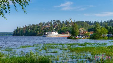 Kuzey köyünde iskele ve küçük liman ile yaz manzara. Güneşli bir günde Ladoga gölü koyun. Güzel kırsal sahne, seyahat blog konsepti. Lahdenpohja, Karelia, Rusya Federasyonu