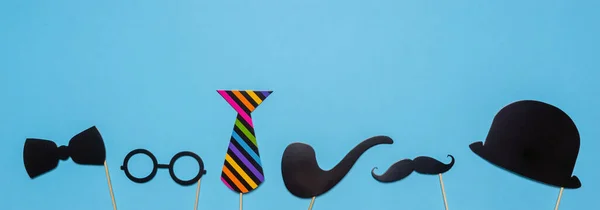 Verschiedene Schwarze Fotokabinen Requisiten Zylinderhut Brille Schnurrbart Pfeife Rauchend Fliege — Stockfoto