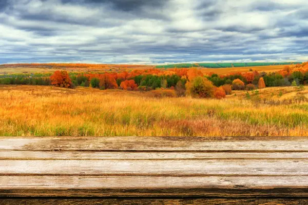 Пустой Деревянный Стол Размытым Живописным Осенним Пейзажем Панорамным Видом Холма — стоковое фото