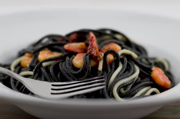 새우와 토마토를 곁들인 이탈리아 스파게티 베네치아나 올리브 화이트 스파게티 — 스톡 사진
