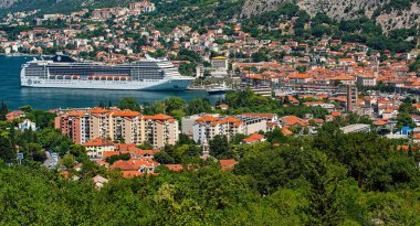 KOTOR, MONTENEGRO - 8 AĞUSTOS, 2019: büyük gemileriyle tarihi eski Kotor kasabası.