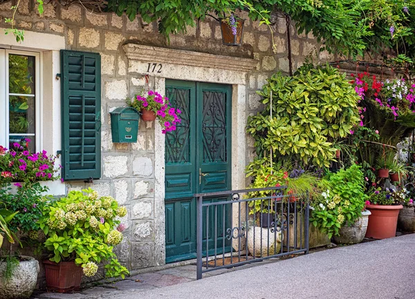 BUDVA, MONTENEGRO - 10 AĞUSTOS: Karadağ 'ın Kotor Körfezi' nde çiçekli geleneksel ev