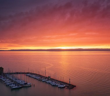 Balaton Gölü üzerinde renkli pembe gün batımı